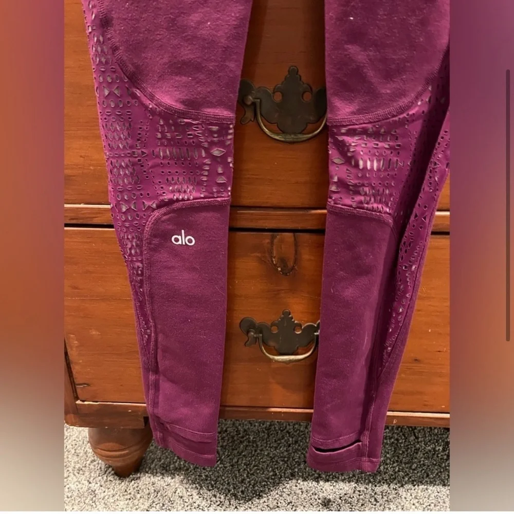 🏷️ALO Yoga West Coast Eyelet Leggings Size XS